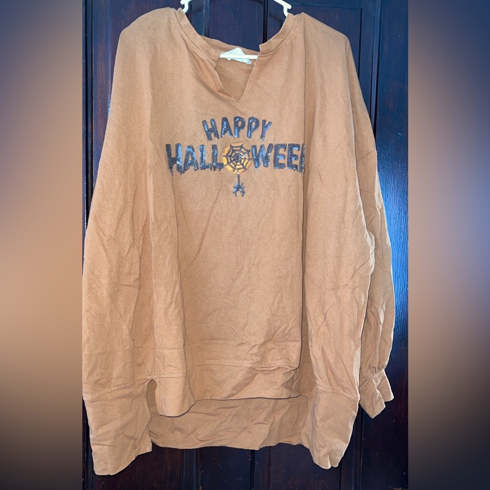 Oversized crew neck with Halloween sequins detail.
